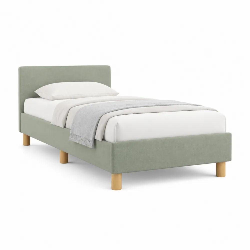 Lit simple rembourré 90 × 190 cm avec sommier à lattes, tissu vert sauge et pieds en bois